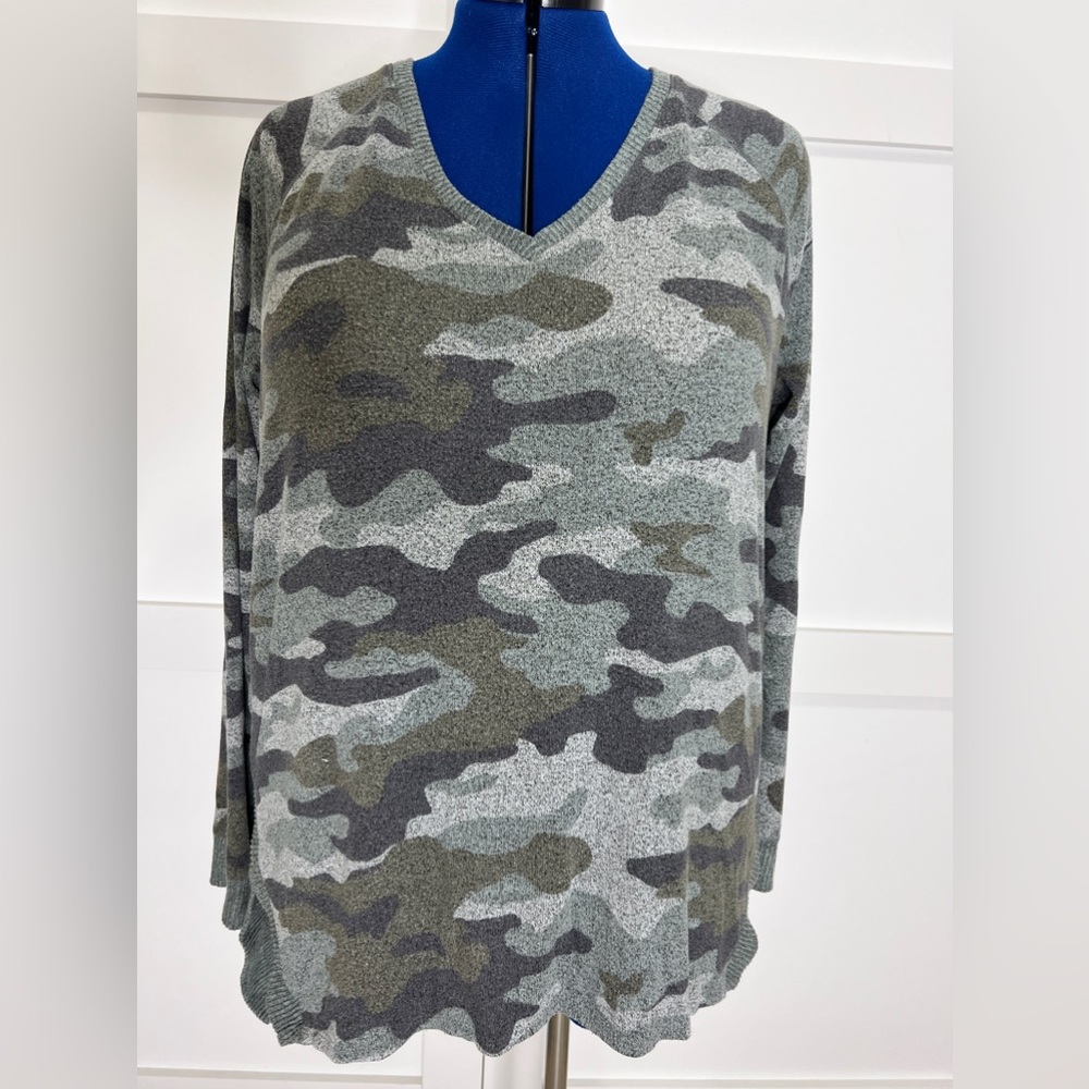 Maurices camo light fabric sweater. Size XXL. Used. Great condition.